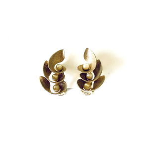 VTG Flower 2D Gold Tone Clip On Earrings